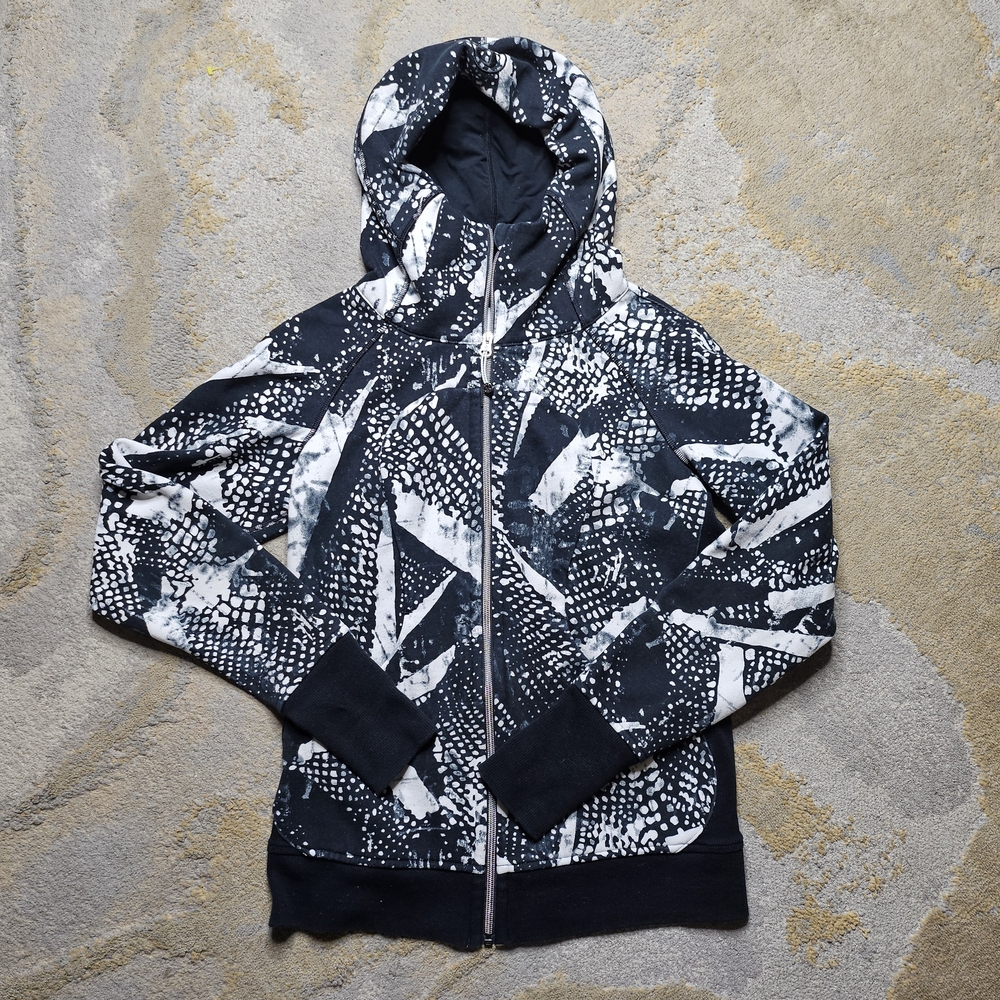Lululemon Size 6 ? Black and White Patterned Hoodie